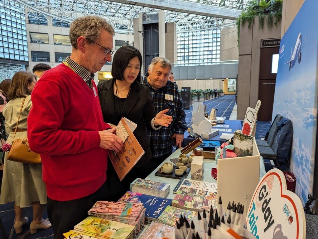 推广会展桌陈列多元台北观光特色，吸引纽澳旅游业者深入了解本市观光资源。(图片来源：台北市政府观光传播局)