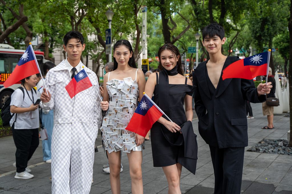 伊林名模着台湾设计师服装快闪台北市地标打卡(图片来源：台北市政府观光传播局)