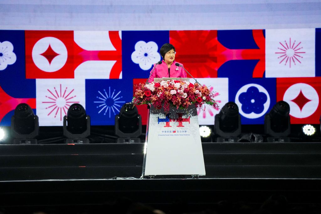 侨务委员会委员长徐佳青表示，今年的晚会是最盛大的一次、回国的侨胞也是最多的一次，感谢全体侨胞对自由民主的坚定支持。(图片来源：台北市政府观光传播局)