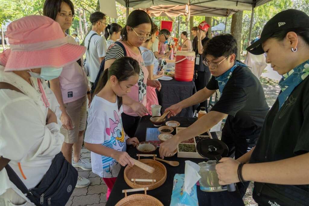 台湾文化摊位互动照(图片来源：台北市政府劳动局)