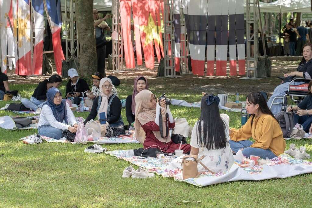 移工野餐欢乐照(图片来源：台北市政府劳动局)