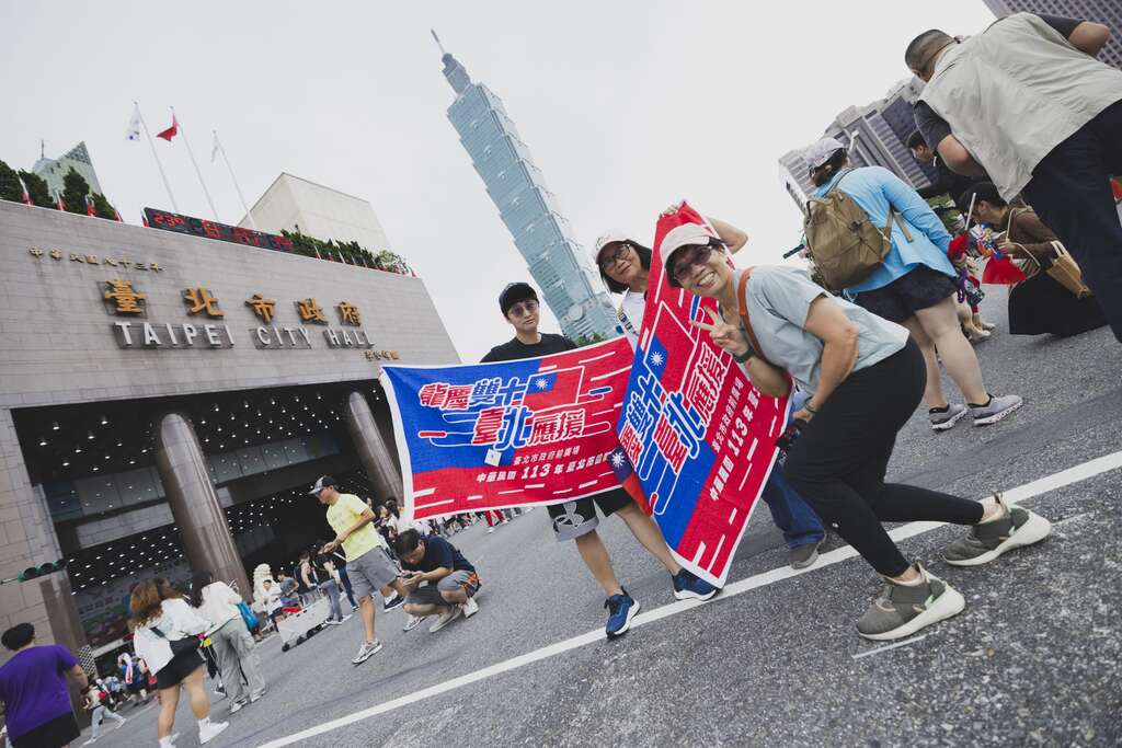 113年北市国庆升旗慢跑活动-民众热情留念(图片来源：台北市政府民政局)