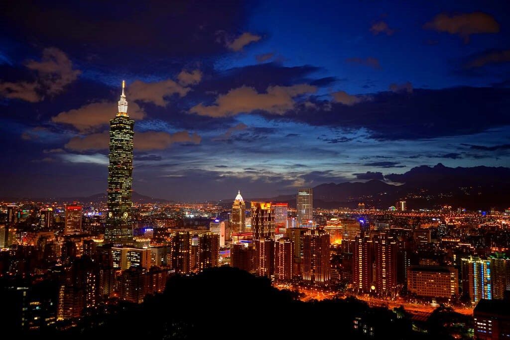台北101為全球旅客來臺必逛景點之一，89樓觀景台一覽大臺北盆地白天及黑夜不同面貌(圖片來源：臺北市政府觀光傳播局)