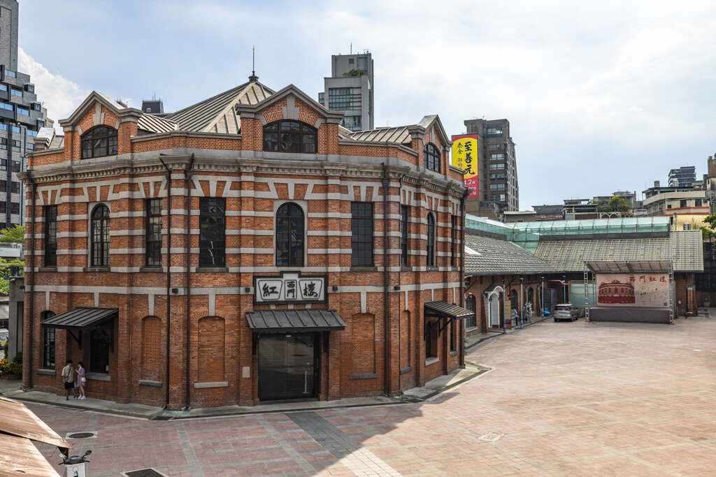 西門紅樓為目前保存最完整的市定古蹟市場建築，十字與八卦造型建築體相傳有鎮邪祈福寓意(圖片來源：臺北市政府觀光傳播局)