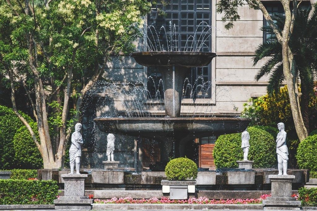 松山文創園區融合歷史建築與現代風格，綠樹和自然景觀成為臺北市的後花園(圖片來源：臺北市政府觀光傳播局)