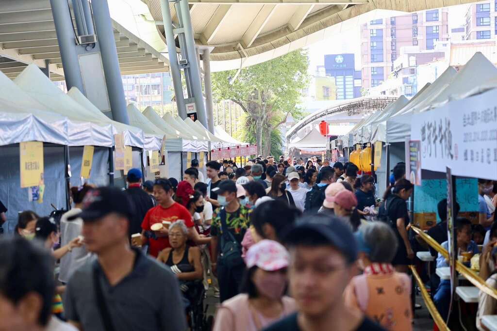 民眾遊逛市集人潮照(一)(圖片來源：臺北市商業處)