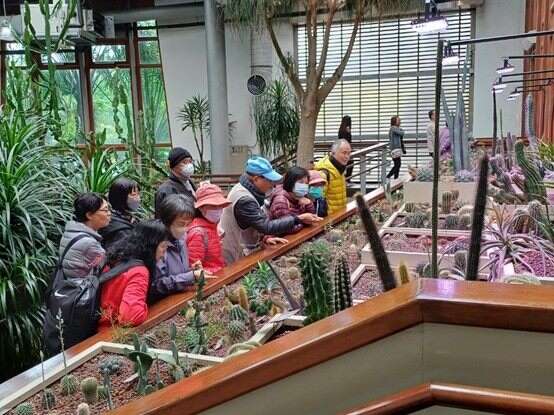 志工於多肉植物区进行解说(图片来源：台北市政府工务局公园路灯工程管理处)