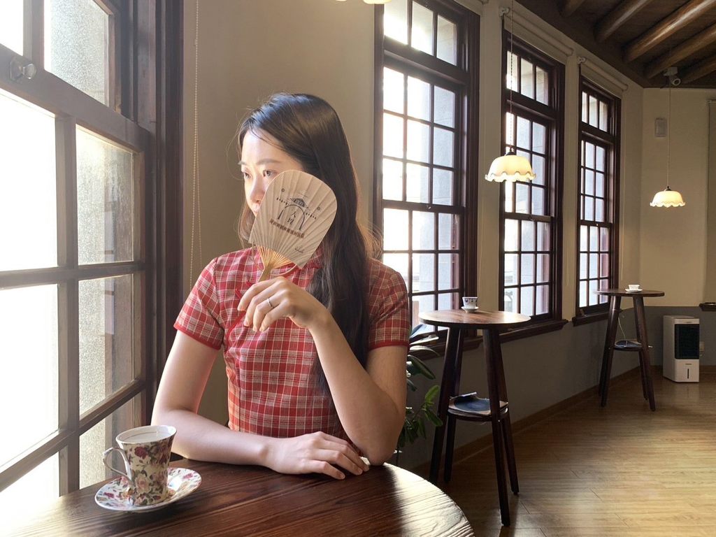 即日起体验复古服饰换装并填写问卷就有机会获得复古手摇竹扇(图片来源：台北市政府观光传播局)
