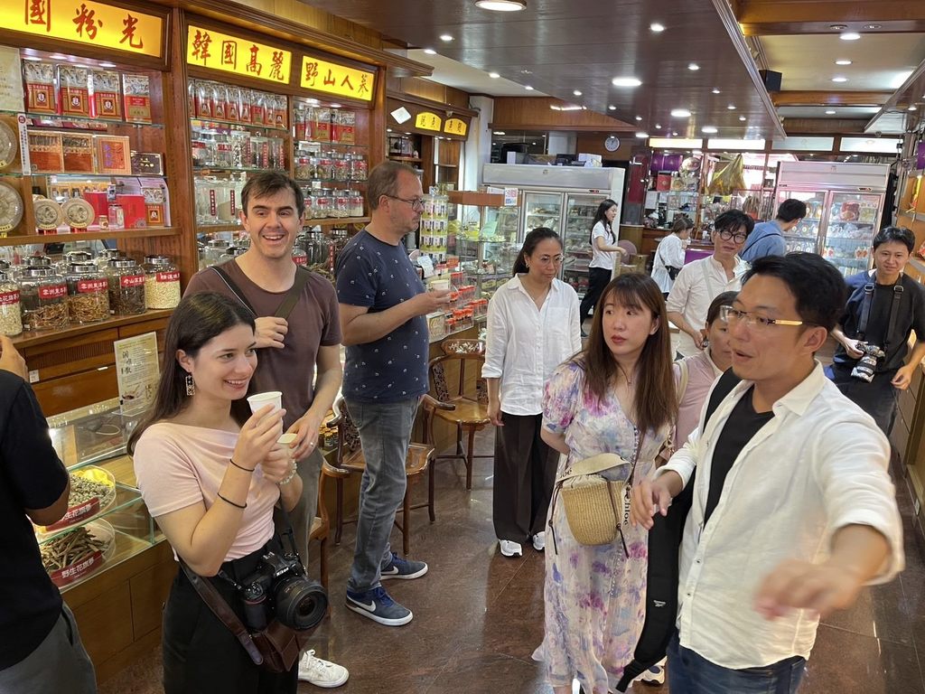 欧洲踩线团参观迪化街蔘药行(图片来源：台北市政府观光传播局)