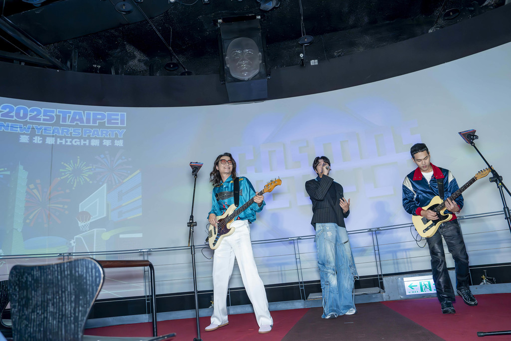 宇宙人现身跨年晚会卡司记者会，带来《那你呢》精湛演出。(图片来源：台北市政府观光传播局)