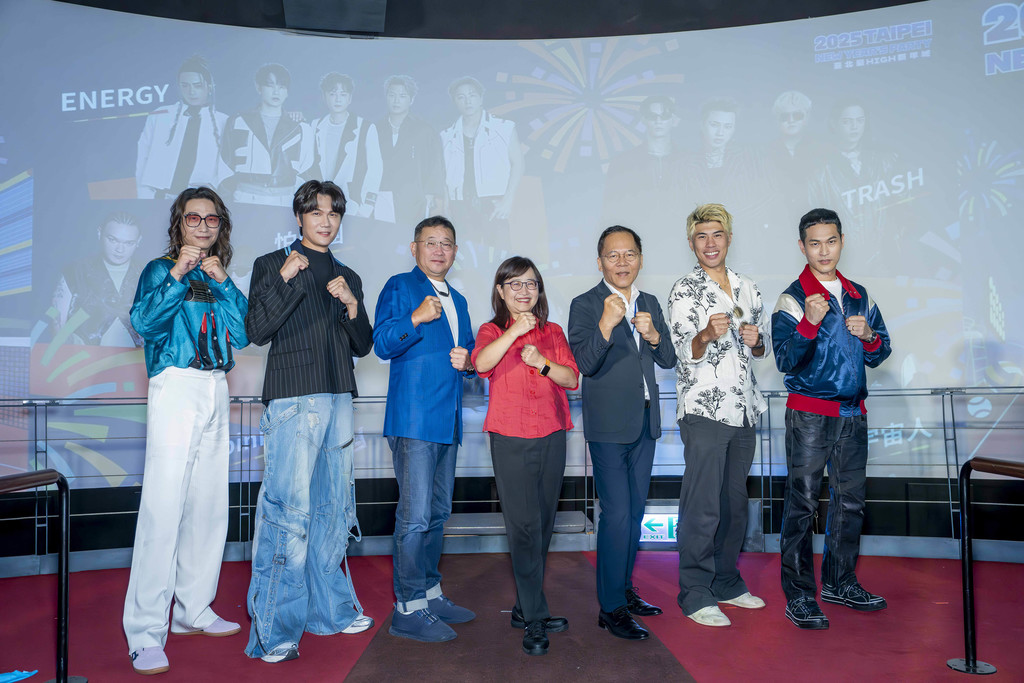 跨年晚会卡司记者会，左起宇宙人方Q、宇宙人小玉、TVBS副总经理郝孝祖、台北市政府副市长林奕华、观光传播局局长王秋冬、国际知名设计师Daniel Wong、宇宙人阿奎。(图片来源：台北市政府观光传播局)