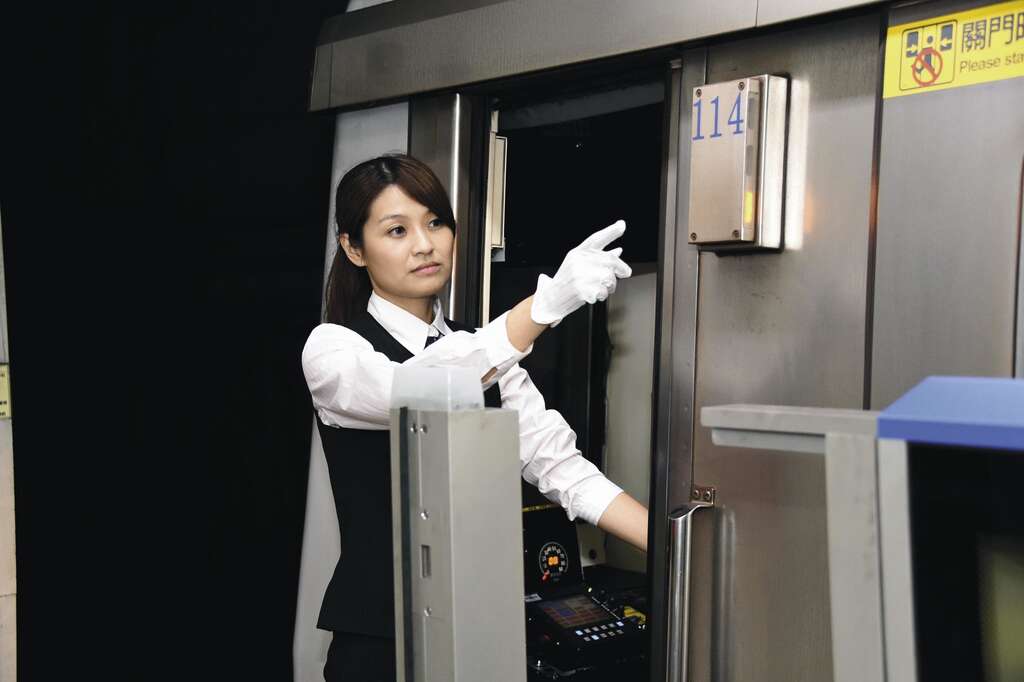 F1-3_10411捷运司机朱芷娴专访_刘佳_opt.jpg