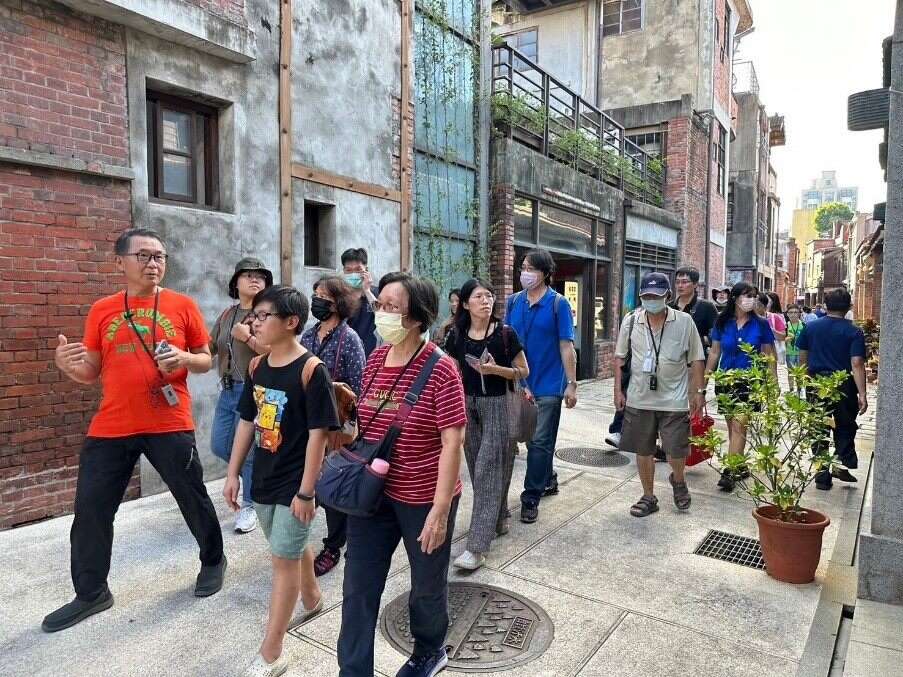 導覽員帶領民眾走訪具有獨特歷史故事的剝皮寮歷史街區(圖片來源：臺北市商業處)