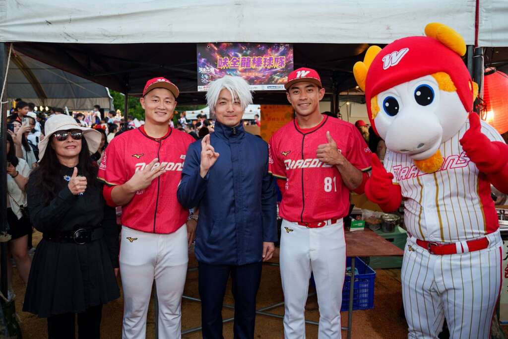 蒋万安市长与味全龙棒球队球星蒋少宏及张佑嘉合影留念(图片来源：台北市商业处)