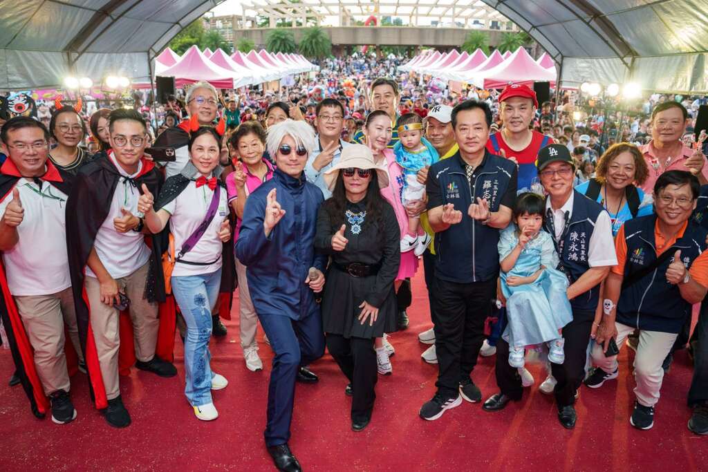 长官贵宾与参与民众合影留念(图片来源：台北市商业处)