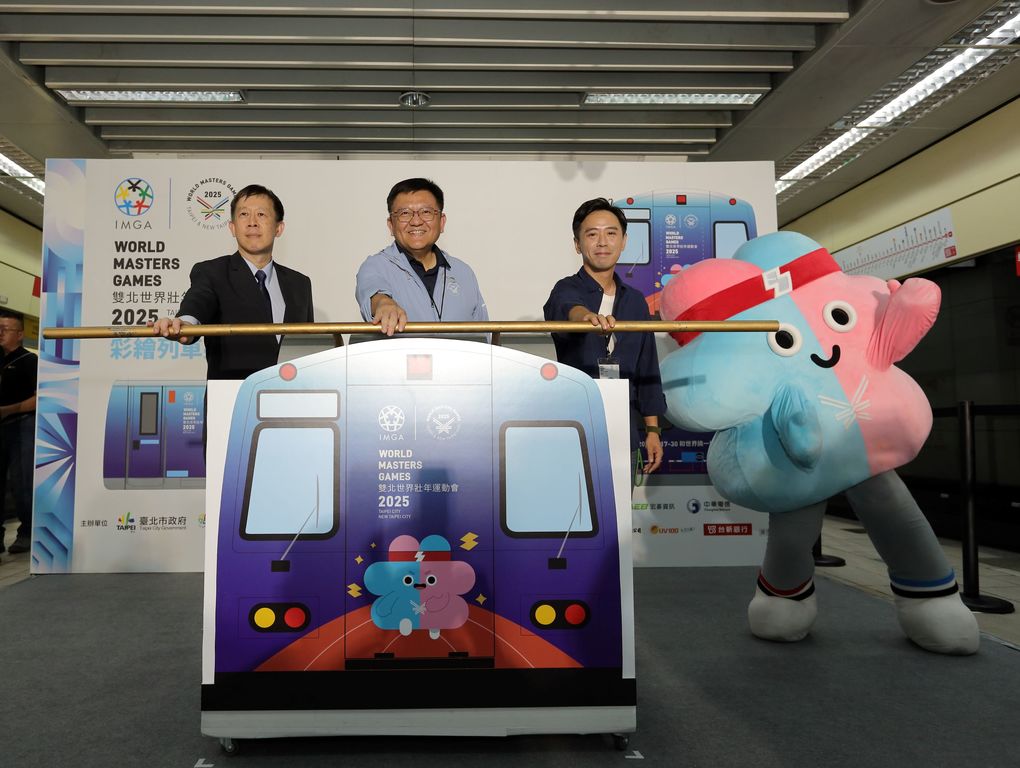 世壮运执行长林哲宏(中)、台北捷运公司经营企划处长胡正伦(左)及彩绘列车设计师洪资皓(右)一同启动世壮运彩绘列车(图片来源：台北市政府观光传播局)
