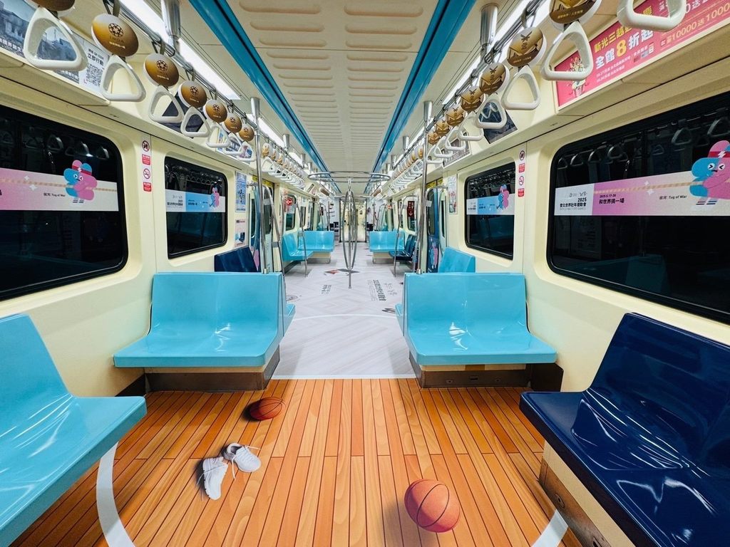 世壯運彩繪列車內部設計巧妙，特別展現籃球主題的活力場景，讓乘客感受運動的熱情與氛圍(圖片來源：臺北市政府觀光傳播局)