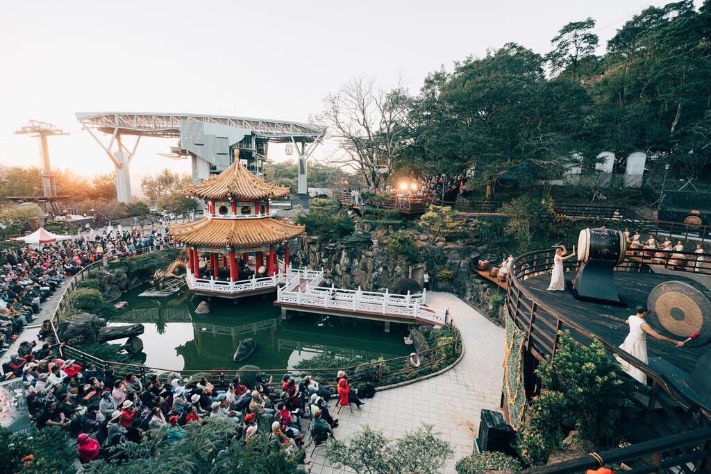 照片為2023年優人神鼓於圓滿森境演出環境劇場《聽山之音》(圖片來源：台北指南宮)