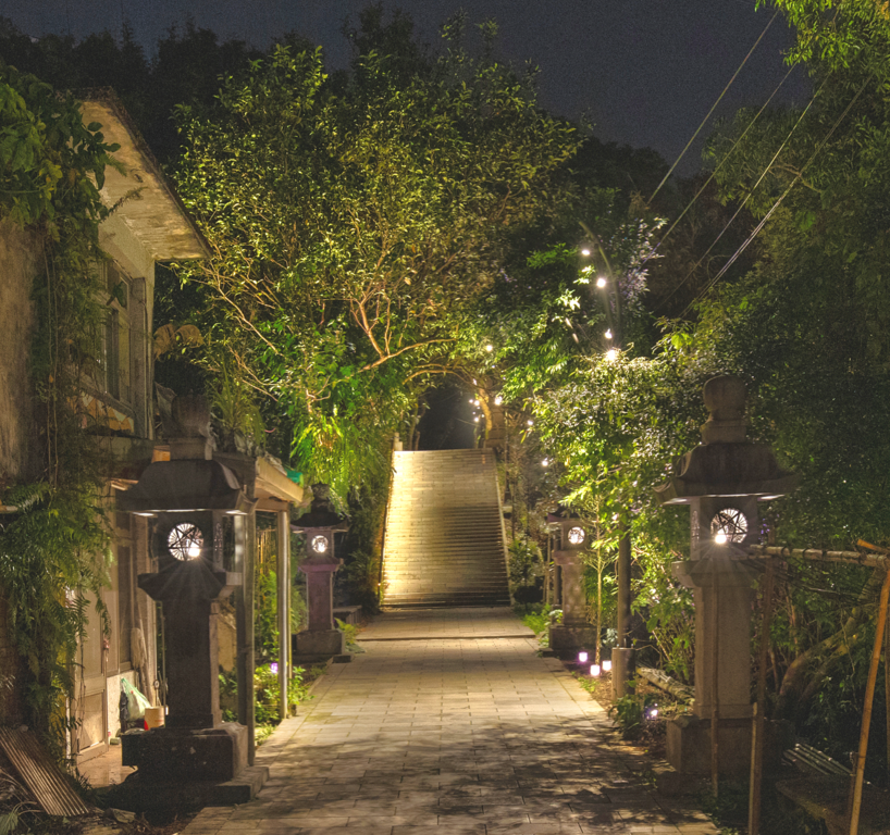 夜晚的石灯笼不定期点灯，夏夜中漫步颇具日式浪漫。(图片来源：台北市政府工务局大地工程处)