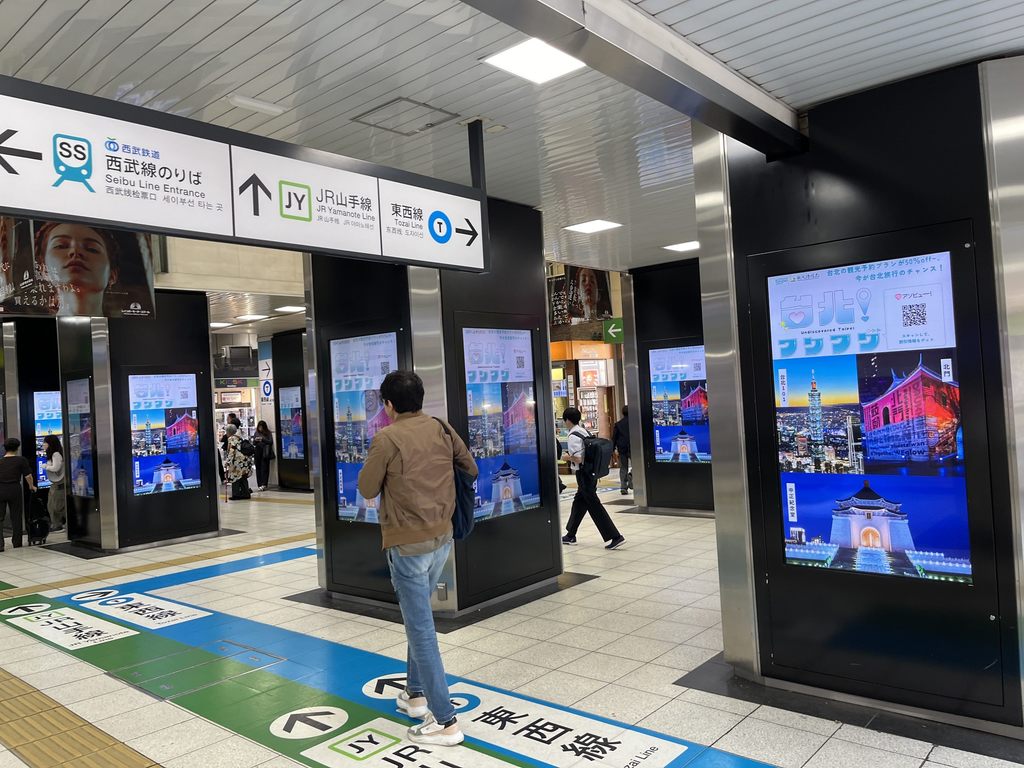 观传局透过东京、大阪JR车站广告结合台北经典景点与「台北！心动瞬间」优惠方案Qrcode，向日本民众近距离宣传台北市观光。(图片来源：台北市政府观光传播局)