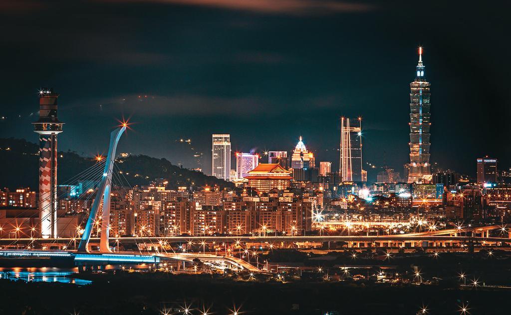 从台北艺术大学可眺望台北市璀璨的夜景。（摄影／连柏凯）