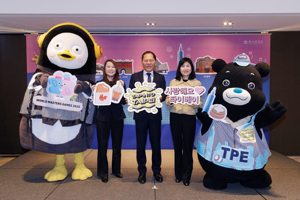 观传局韩国「Tap into Taipei」记者会，推广台北运动城市魅力（左起活动大使Pengsoo、交通部观光署驻首尔办事处郭笙如主任、台北市政府观光传播局王秋冬局长、驻韩国台北代表部郭秋雯公使、台北市吉祥物熊赞）(图片来源：台北市政府观光传播局)