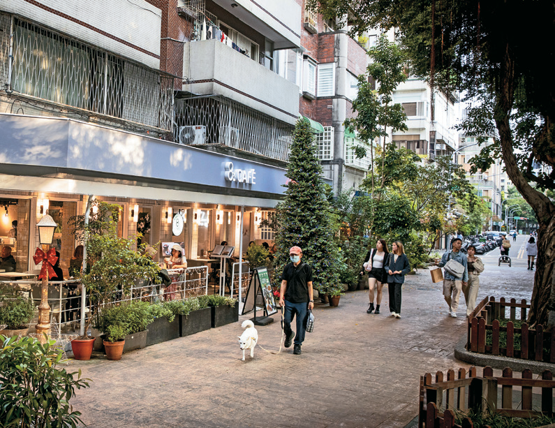 永康商圈处处可见悠闲漫步的居民或旅客。（摄影／王汉顺）
