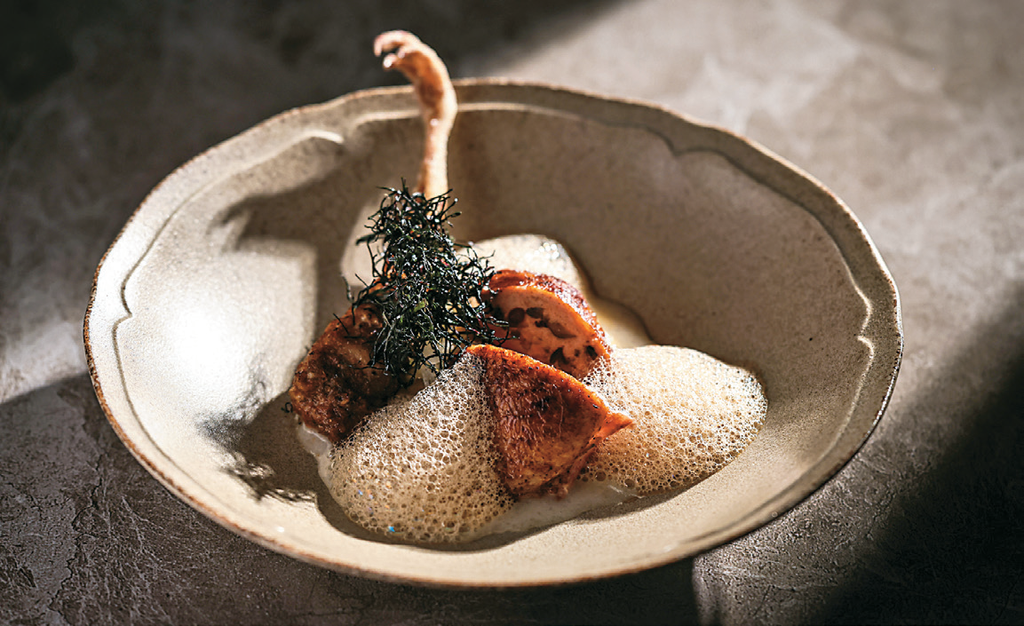 「Wok by O’BOND」的「昏鸦」选用嘉义鹌鹑肉填入红豆及牛肝菌等馅料，再以烤、炸方式处理不同部位，创造出风味独特的料理。（图／Wok by O’BOND）
