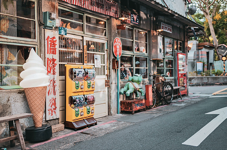 「昭和浪漫洗濯屋」保留洗衣店的老招牌，并将怀旧物件陈列在店门口，营造复古氛围。（图／昭和浪漫洗濯屋）