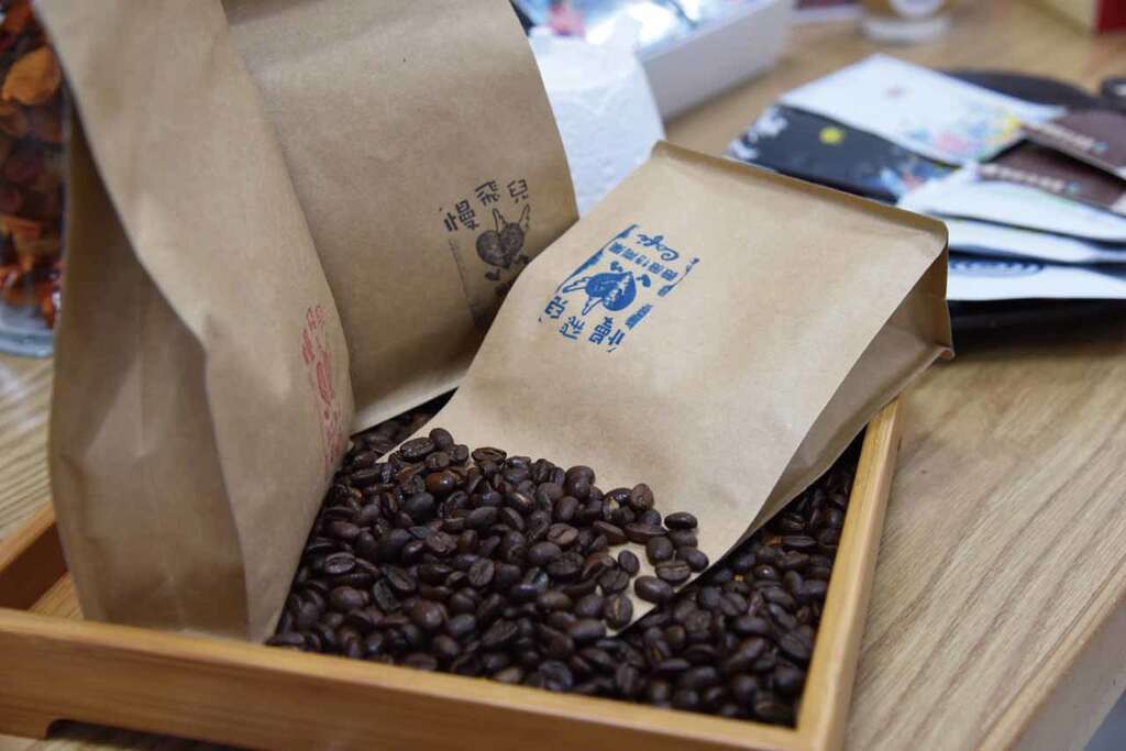 e9-1揭牌儀式現場展出公平貿易咖啡豆(產業局提供).jpg
