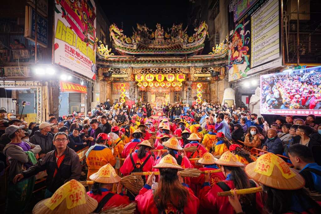 艋舺青山宫轿前天地扫(图片来源：台北市政府观光传播局)