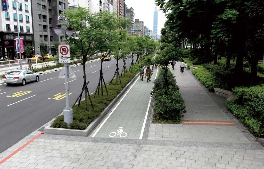 p47 市區自行車道 Urban bike lanes交通局提供.jpg