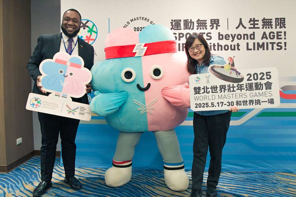 聖克里斯多福及尼維斯大使范東亞與林奕華副市長及世壯運吉祥物壯寶合影(圖片來源：臺北市政府體育局)