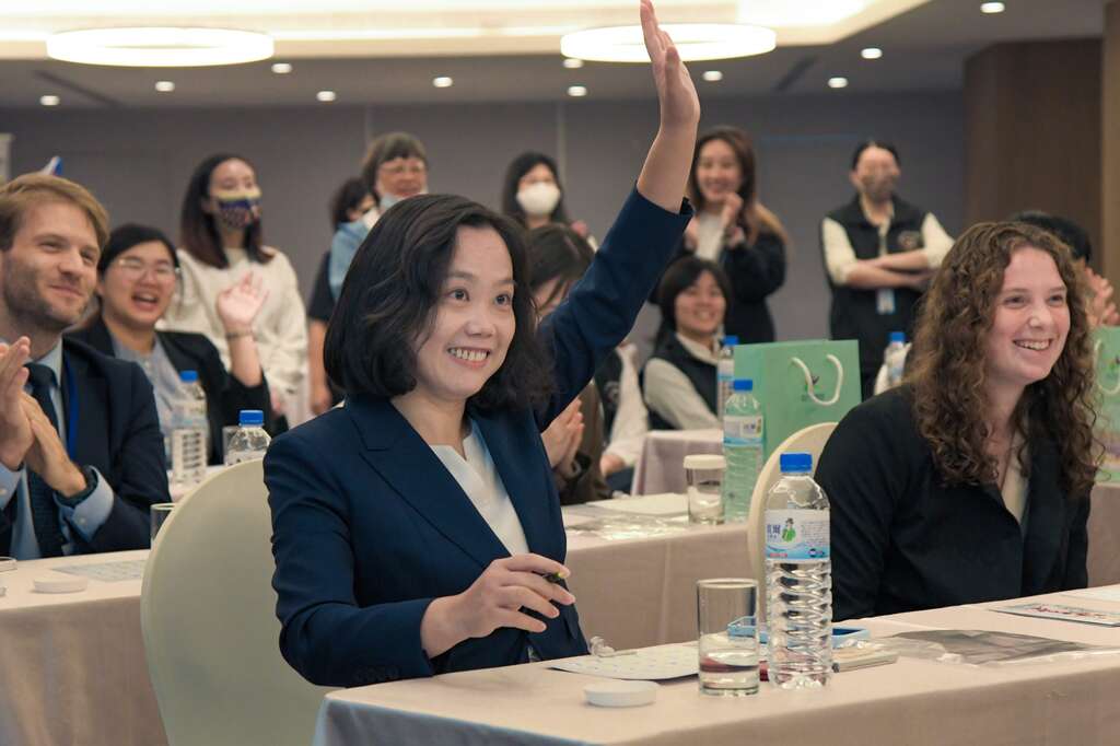 與會貴賓參與世壯運賓果遊戲反應熱烈(圖片來源：臺北市政府體育局)