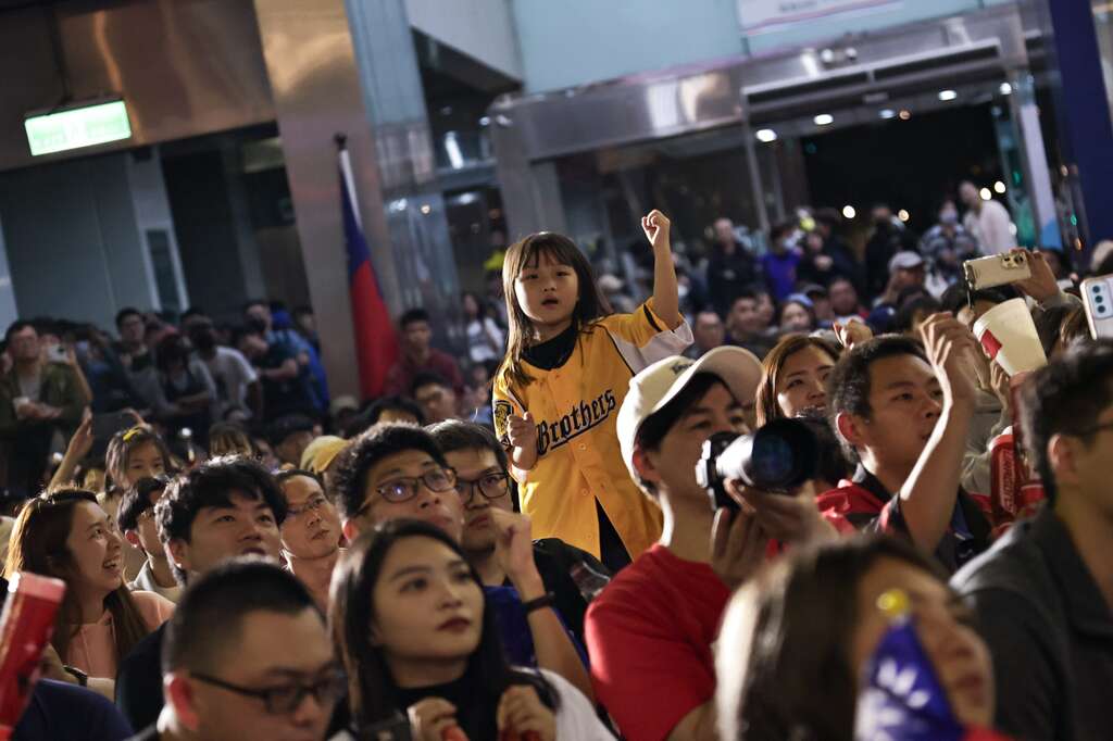 臺北市蔣萬安市長與現場近兩千名熱血球迷共同見證光輝時刻，並宣布慶祝中華隊斬獲佳績(圖片來源：臺北市政府體育局)