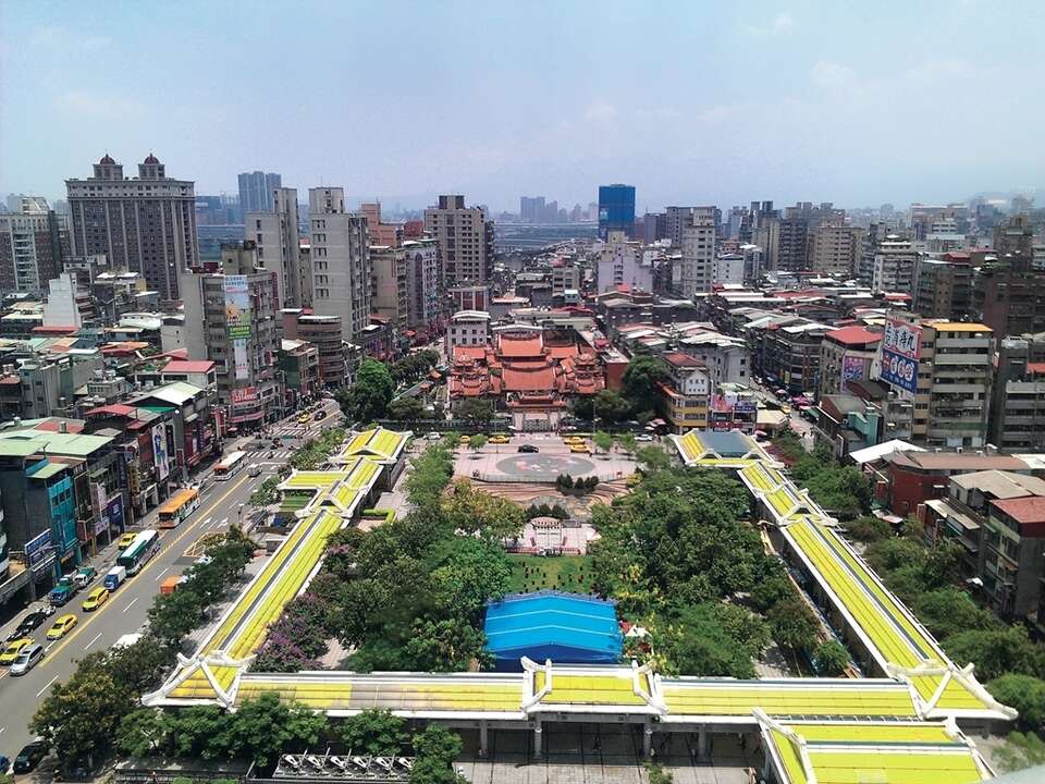 艋舺的历史人文景观丰富多元，但能自行逛完整个艋舺市街的游客不多