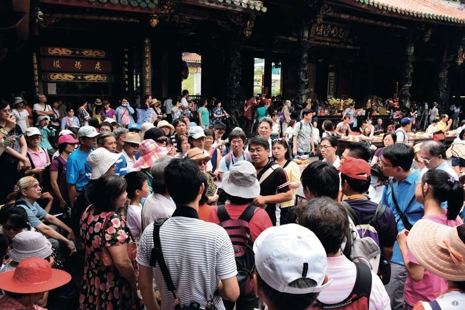 艋舺走透透活動的參加者，認真聆聽筆者（中間穿黑衣者）的導覽解說