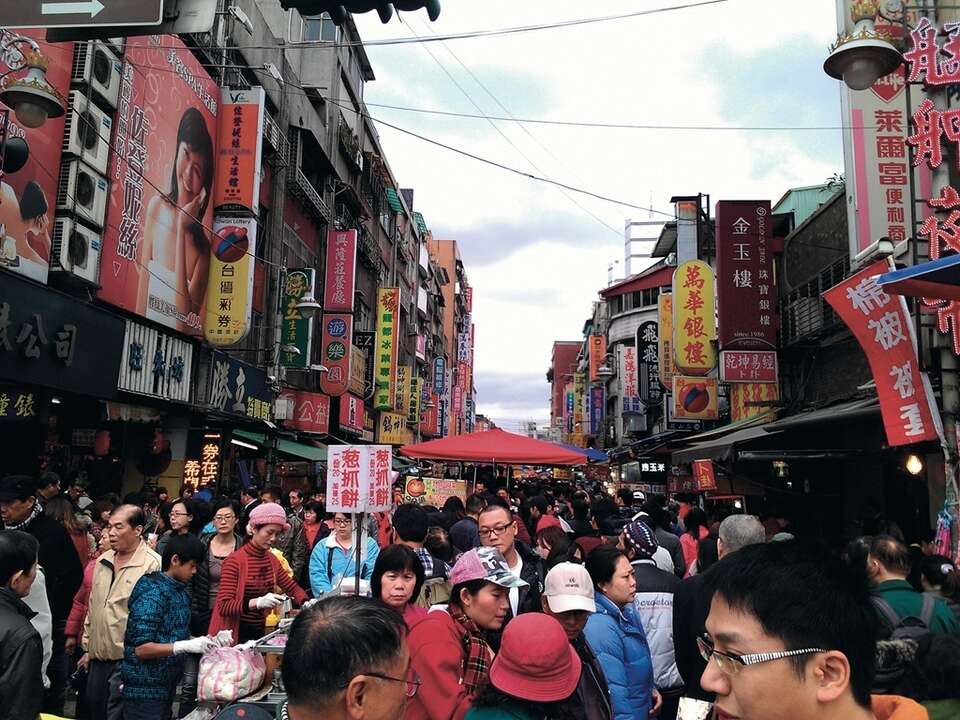 艋舺龙山寺附近店家林立，是平价美食汇聚之地。