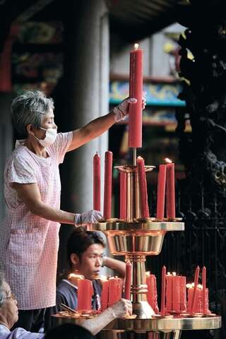 70多年间，「台北第一名刹」龙山寺人气香火未曾稍减。