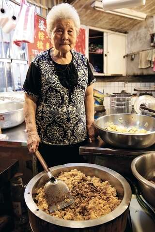 新富市场的阿婆油饭前几年曾拿下市府「天下第一摊」封号