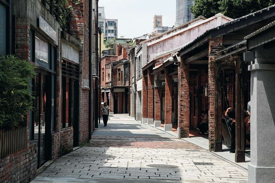 漫步在剥皮寮老街区，彷佛置身於旧时繁华的老艋舺