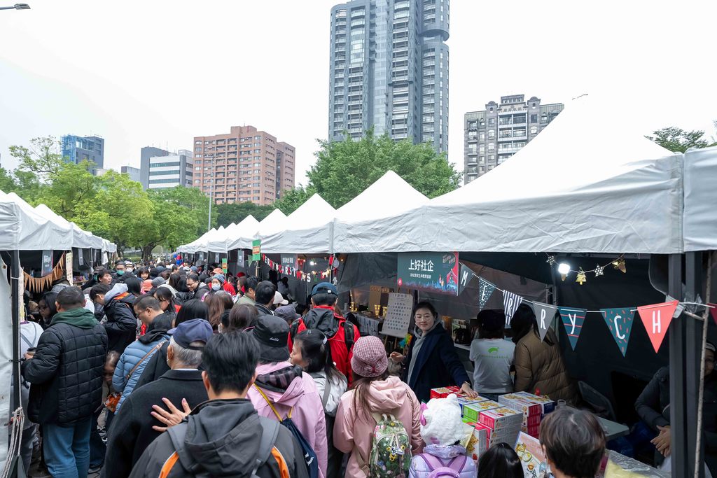 「國際耶誕文化嘉年華」設有逾百攤耶誕市集(圖片來源：臺北市政府觀光傳播局)