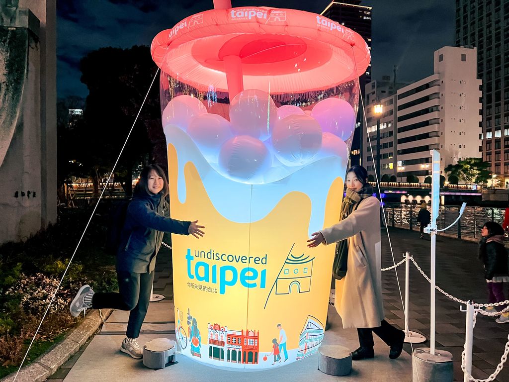 「啜飲繽紛臺北」珍奶燈組，外觀繪有臺北市經典景點美食及「月老」插畫，頻讓民眾稱讚「卡哇伊」。(圖片來源：臺北市政府觀光傳播局)