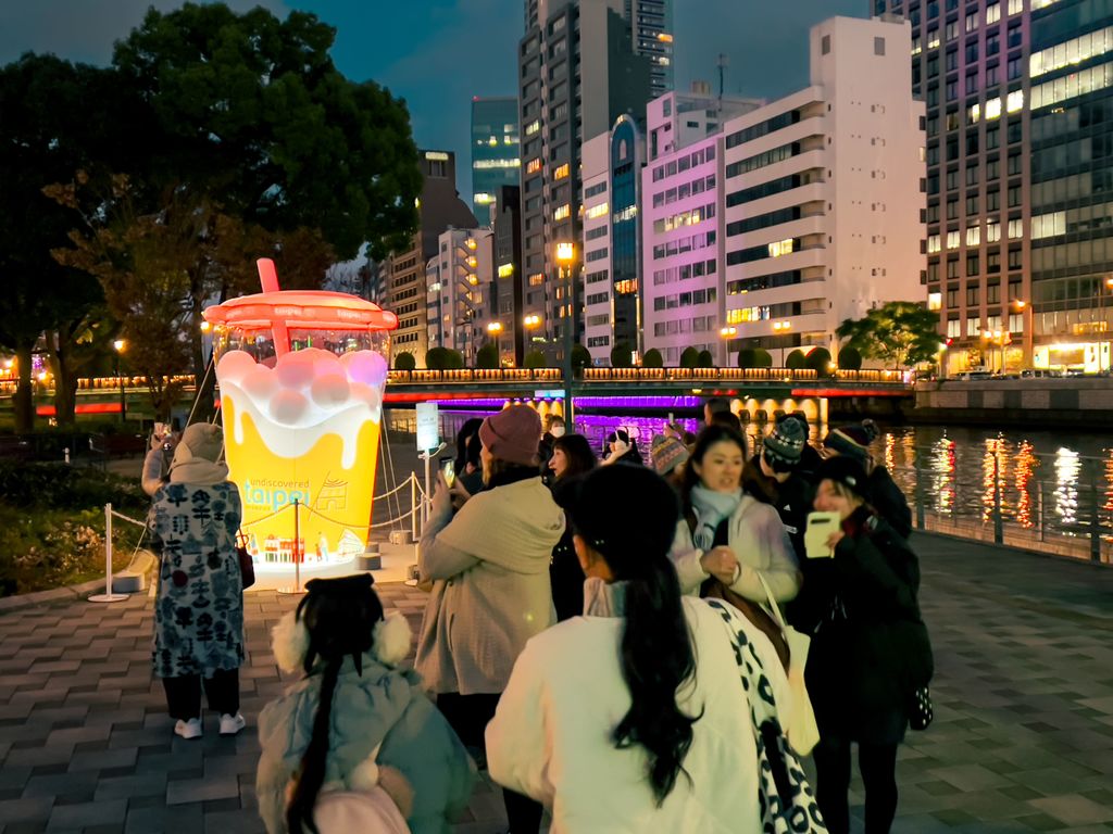 臺北市在大阪光之饗宴展出特色燈飾，吸引眾多民眾駐足欣賞，紛紛表示好想到臺北旅行。(圖片來源：臺北市政府觀光傳播局)