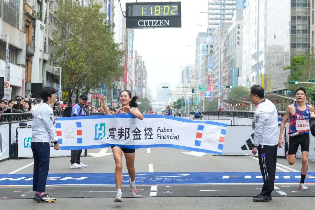 半程馬女子組冠軍 張芷瑄(1小時18分2秒)(圖片來源：臺北市政府體育局)