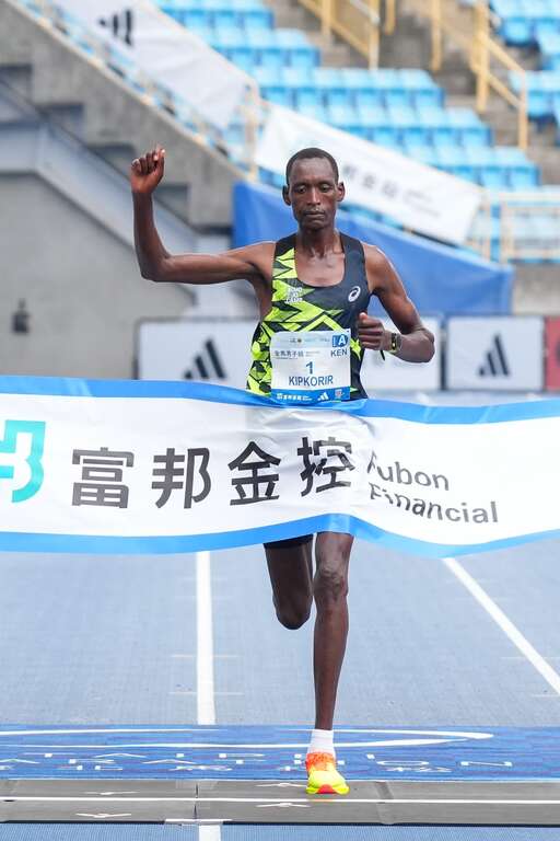 馬拉松男子組冠軍Brimin KIPKORIR（2小時11分41秒）(圖片來源：臺北市政府體育局)
