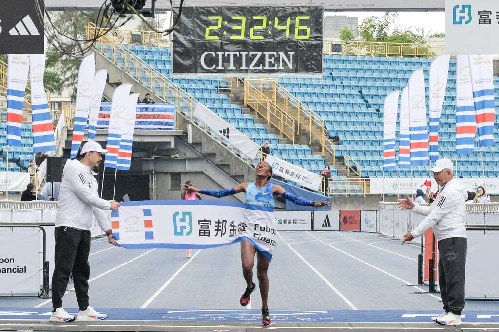 馬拉松女子組冠軍Fozya Jemal AMID（2小時32分47秒）(圖片來源：臺北市政府體育局)