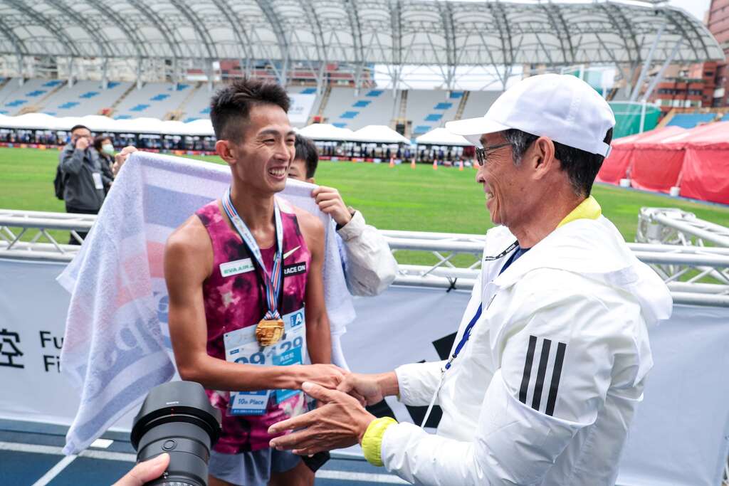 許績勝為國內馬拉松男子組冠軍周庭印掛牌(圖片來源：臺北市政府體育局)