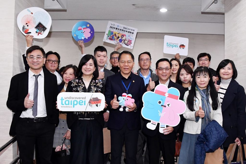 观光传播局王秋冬局长及沈永华专门委员与绩优景点出席人员合照(图片来源：台北市政府观光传播局)