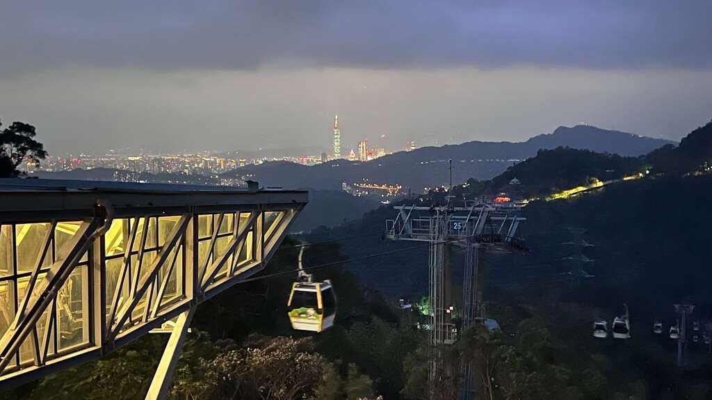 搭乘猫缆欣赏台北盆地夜景(图片来源：台北大众捷运股份有限公司)